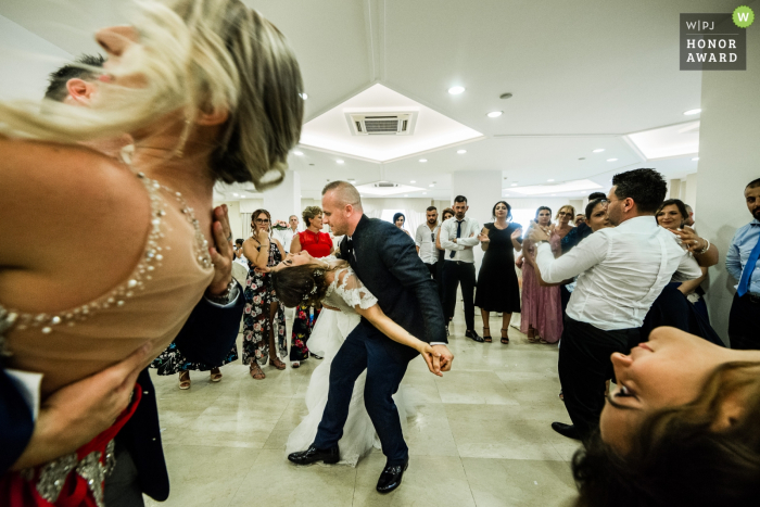 Pastorano novios bailando mientras están rodeados de otras parejas bailando y sumergiéndose