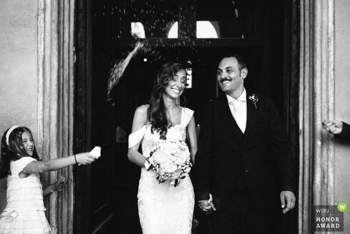 Foto: <a href="https://www.wpja.com/contests/2018-v08-Fotowettbewerb/best-wedding-photographers/2232541"> Julian Kanz - Portofino Genova </a> Italien Braut und Bräutigam gehen aus der Tür nach der Venedig-Kirche Zeremonie