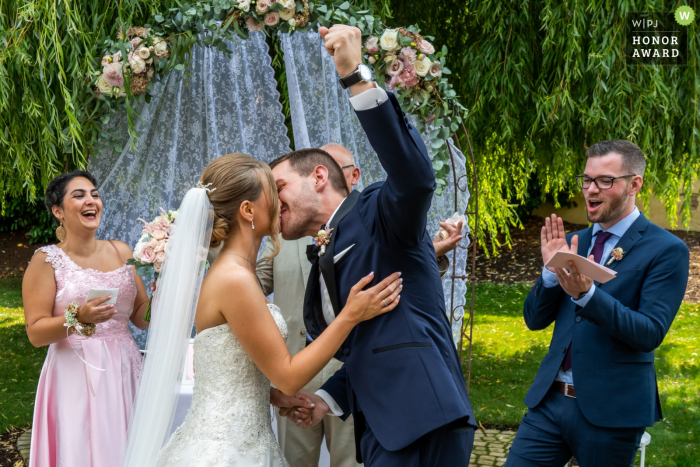 La novia y el novio de Molino se besan durante la ceremonia de boda al aire libre