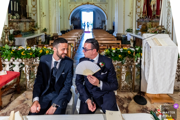 Foto von: <a href="https://www.wpja.com/contests/2018-v08/best-wedding-photographers/2233836"> Salvo Moroni - Viagrande Catania </a> Sicilia Bräutigam und Trauzeuge sitzen vor der Trauung zusammen