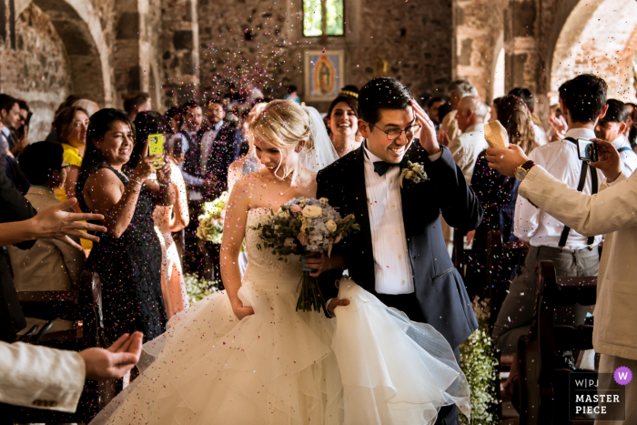 Guests throw rice at the bride and groom after the wedding ceremony in Mexico - Mexico-City