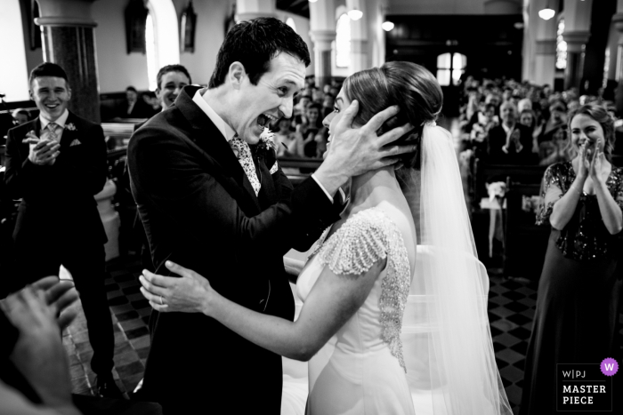 La novia y el novio se sonríen mutuamente durante la ceremonia de boda en Cork, Irlanda