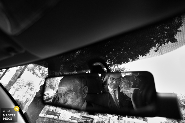 Foto door: <a href="https://www.wpja.com/contests/2018-v08/best-wedding-fotografen/2236806"> Danilo Coluccio - Siderno Reggio Calabria </a> De bruid van Calabrië koestert haar vader in de auto vóór de huwelijksceremonie