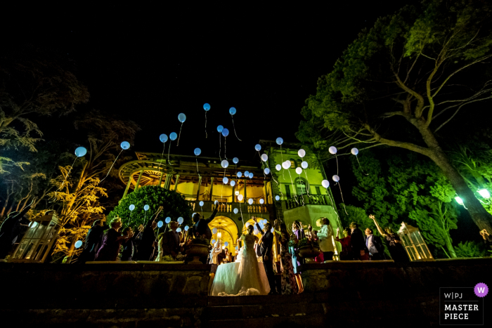 Foto door: <a href="https://www.wpja.com/contests/2018-v09/best-wedding-fotografen/2239306"> Luigi Rota - Comomeer Lecco </a> Gasten van Lombardije laten ballonnen buiten op de bruiloftsreceptie los