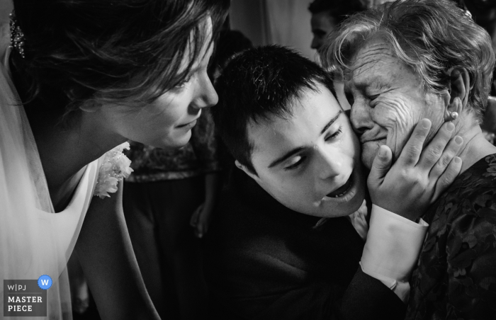family hugs in black and white at the wedding ceremony Alcoy family hugs in black and white at the wedding ceremony