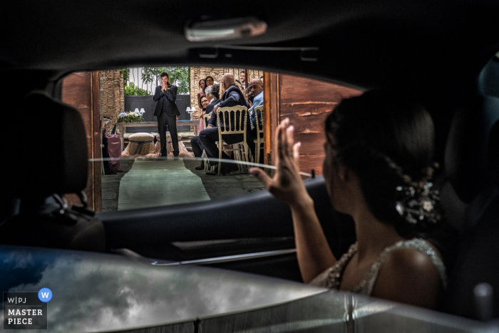 a bride waves from inside the car Calabria bride waves from inside the car at the wedding