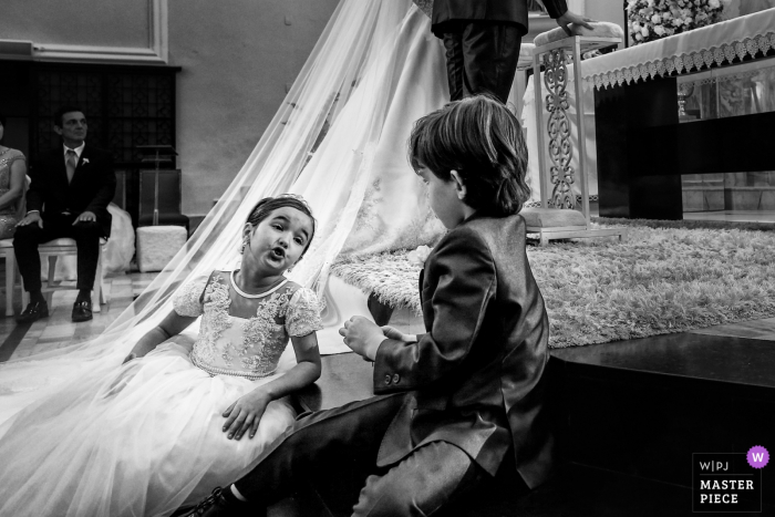 Photo: <a href="https://www.wpja.com/contests/2018-v09/best-wedding-photographers/2243616"> Claudia Amorim - Goiânia Goias </a> Une demoiselle d'honneur et le porteur de l'anneau se parlent lors de la cérémonie de mariage à Goiânia