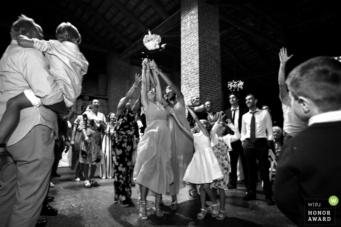 Foto: <a href="https://www.wpja.com/contests/2018-v10-Fotowettbewerb/Best-wedding-Fotografen/2246376"> Sergio Bruno - Manta </a> Die Gäste versuchen, den Strauß an der Rezeption in Cavour einzufangen