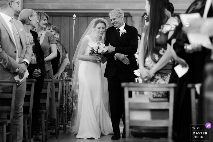 Photo: <a href="https://www.wpja.com/contests/2018-v10-photography-competition/best-wedding-photographers/2250781"> Darren Hendry - Pasadena en Californie </a> La mariée se promène dans l'allée avec son père à Londres, en Angleterre, sur cette photo en noir et blanc réalisée par un photographe de mariage de Los Angeles, en Californie.