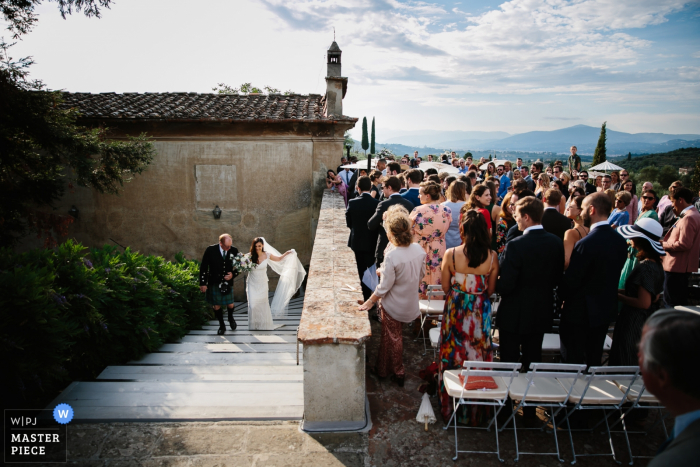 Foto: <a href="https://www.wpja.com/contests/2018-v10-Fotowettbewerb/best-wedding-photographers/2251926"> Julian Kanz - Portofino Genova </a> Auf diesem Foto eines Hochzeitsfotografen aus Venedig bereiten sich die Gäste darauf vor, die Braut auf ihrem Weg nach oben zu begrüßen.