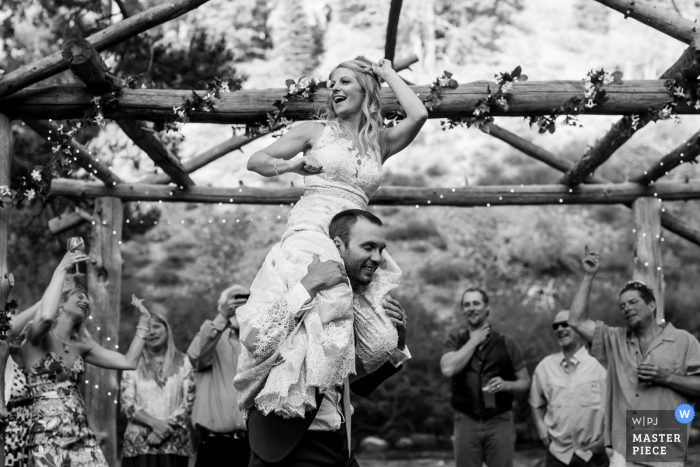 Photo: <a href="https://www.wpja.com/contests/2018-v10-photography-competition/best-wedding-photographers/2253101"> Lauren Lindley - South Lake Tahoe en Californie </a> Photo noir et blanc prise à Truckee, en Californie, de la mariée assise sur les épaules du marié par un photographe de mariage à Lake Tahoe.