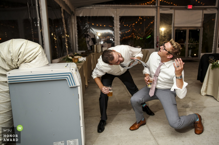 Photo: <a href="https://www.wpja.com/contests/2018-v10-photography-competition/best-wedding-photographers/2254221"> Ruthie Hauge - McFarland Wisconsin </a> Photo de mariage de Bishop's Bay à Madison, dans le Wisconsin - Des invités se tiennent devant un climatiseur alors que la température à l'intérieur de la tente de réception grimpe au-dessus de 80.