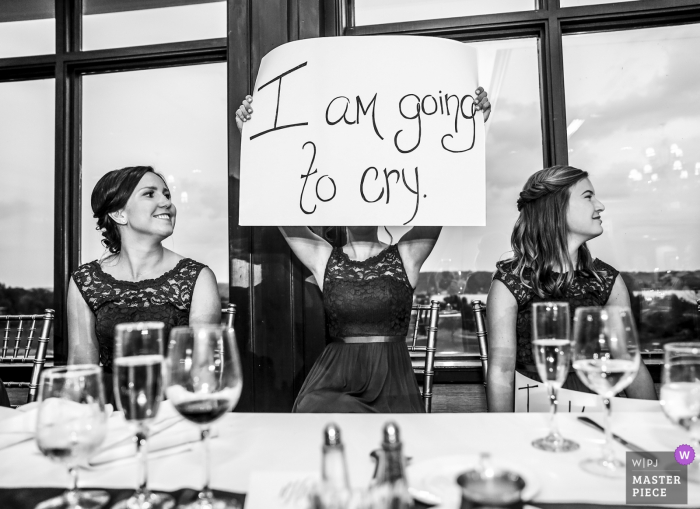 Boda Nacional en Ginebra Lake Geneva WI | Las damas de honor ayudan con la señalización durante el discurso de la dama de honor.