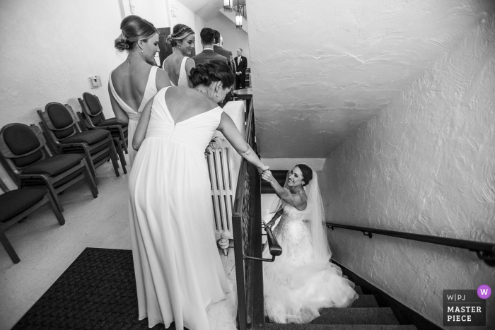 Photo: <a href="https://www.wpja.com/contests/2018-v10-photography-competition/best-wedding-photographers/2254276"> Ruthie Hauge - McFarland Wisconsin </a> Pres House University of Wisconsin Madison Mariage | La sœur de la mariée prend sa main pour la calmer et la calmer avant qu'elle ne descende dans l'allée.