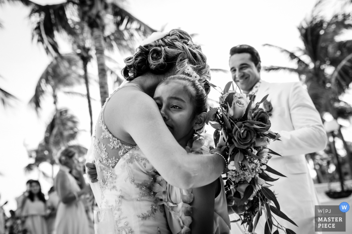 Photo by: <a href="https://www.wpja.com/contests/2018-v10-photography-competition/best-wedding-photographers/2254356">Alan Fresnel - Playa del Carmen Quintana Roo</a> Playa del Carmen wedding photographer - Emotional hug