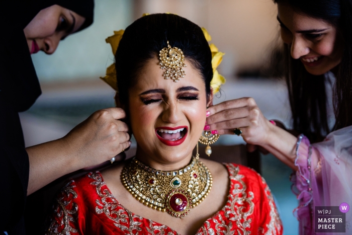 Fotografía de boda de Dubai de la novia preparándose en el Waldorf Astoria Dubai