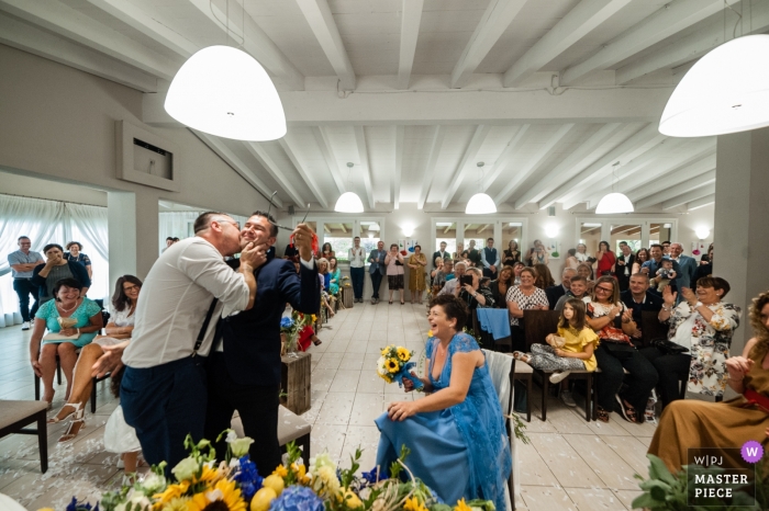 Foto por: <a href="https://www.wpja.com/contests/2018-v11/best-wedding-photographers/2263001"> Alessandro Di Noia - Gussago Brescia </a> Un beso inesperado en una boda en Brescia.