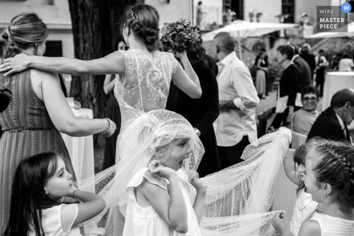 Foto von: <a href="https://www.wpja.com/contests/2018-v11/best-wedding-photographers/2264001"> Sergio Bruno - Manta </a> Cumiana Hochzeitsreportage | Junge Mädchen spielen unter der Decke des Brautkleiderzugs