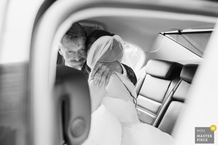 sposa con il padre prima della cerimonia | Fotografo di matrimoni in Slovacchia