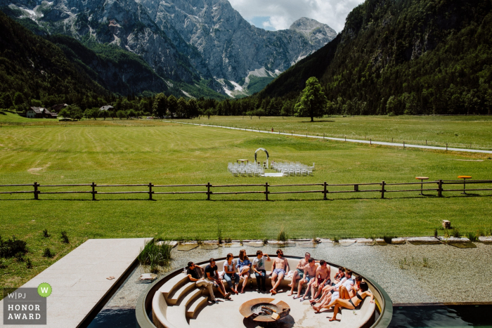 Photo: <a href="https://www.wpja.com/contests/2018-v11-photography-competition/best-wedding-photographers/2264721"> Samo Rovan - Ljubljana </a> Les invités au mariage en Slovénie s'attardent dans un cadre pittoresque pour un mariage en montagne