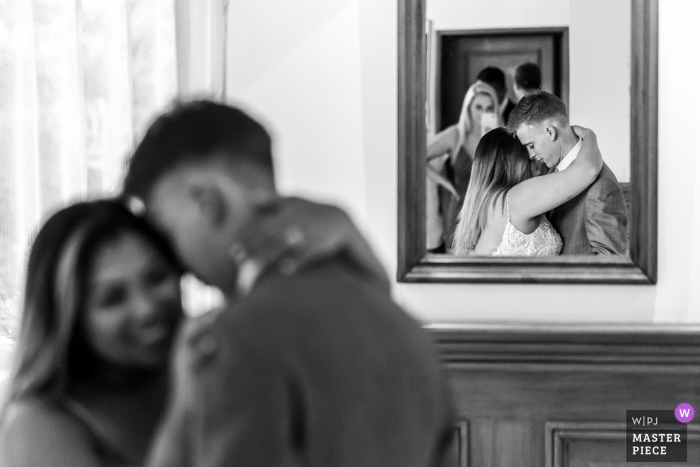 Foto von: <a href="https://www.wpja.com/contests/2018-v11/best-wedding-photographers/2265211"> Christophe Viseux - Toronto Ontario </a> Frankreich Hochzeitsreportage | Tanzempfangspaar spiegelt sich in einem Wandspiegel
