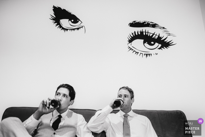 Photo: <a href="https://www.wpja.com/contests/2018-v11/best-wedding-photographers/2265521"> Samo Rovan - Ljubljana </a> Ombrie, Italie Photojournaliste de mariage | quelqu'un regarde des buveurs synchronisés à la réception