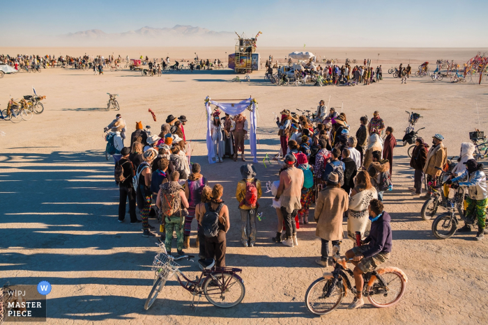 Foto door: <a href="https://www.wpja.com/contests/2018-v11/best-wedding-fotografen/2265956"> Shaunte Dittmar - Lake Tahoe California </a> Burning Man Wedding Ceremony-foto uit Black Rock City, NV