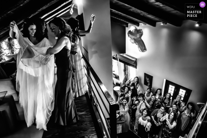 Foto door: <a href="https://www.wpja.com/contests/2018-v11/best-wedding-fotografen/2266711"> Elena Haralabaki - Nea Ionia Attica </a> Fotojournalist van het huwelijk in Athene bruidsvoorbereidingen op de meerdere verdiepingen in zijn zwart-witfoto