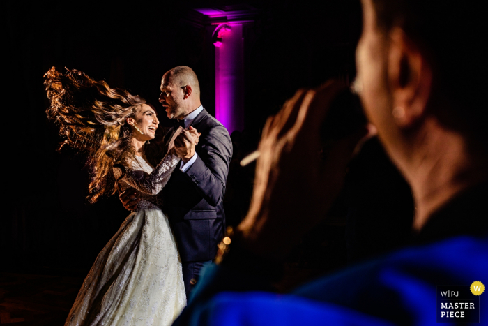 Foto door: <a href="https://www.wpja.com/contests/2018-v11-photography-competition/best-wedding-photographers/2266741"> Elena Haralabaki - Nea Ionia Attica </a> Fotojournalist van het huwelijk in Athene dansende bruid met golvend haar met een live band bij de receptie
