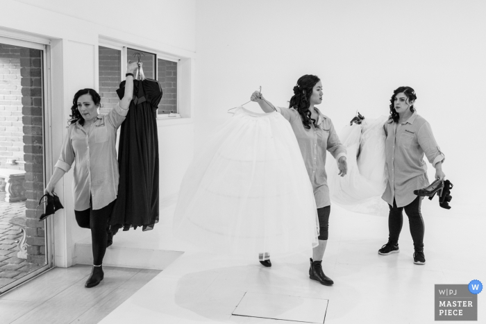 Photo: <a href="https://www.wpja.com/contests/2018-v11/best-wedding-photographers/2266911"> Alan Rogers - Doncaster Victoria de l'Est </a> Demoiselles d'honneur travaillent rapidement pour déplacer les robes | Blackburn Elizabethan Lodge, Melbourne, Victoria, Australie.