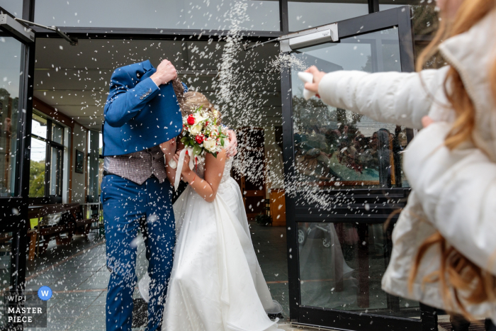 Foto von: <a href="https://www.wpja.com/contests/2018-v11/best-wedding-photographers/2266941"> Alan Rogers - Doncaster East Victoria </a> Braut und Bräutigam heirateten gerade, mit Reis bombardiert zu werden