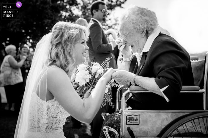 Shining Waters Marina foto de la boda de la novia con una anciana en Nueva Escocia, Canadá