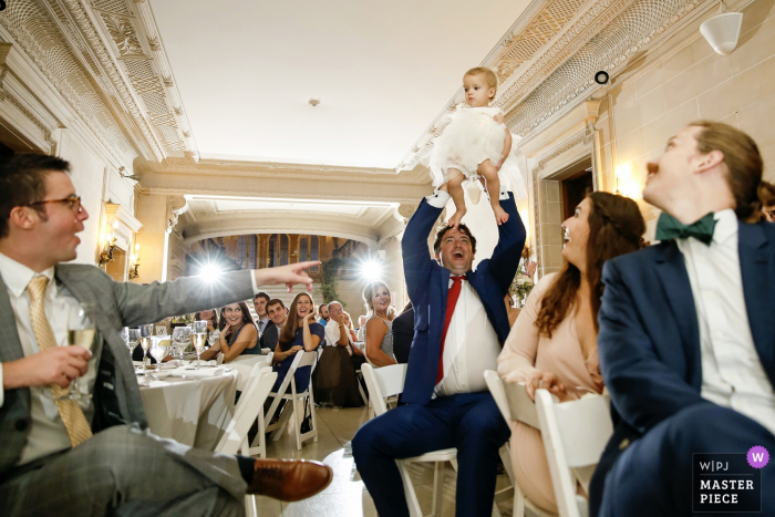Photo: <a href="https://www.wpja.com/contests/2018-v11/best-wedding-photographers/2268066"> Ruthie Hauge - McFarland Wisconsin </a> Un père élève sa fille bébé comme elle est mentionnée dans un discours. | Maison armor, lac forêt, il