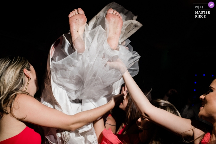 Photo: <a href="https://www.wpja.com/contests/2018-v12/best-wedding-photographers/2270476"> Aline Prado - Macaé Rio de Janeiro </a> Macaé Photojournalist de mariage | le plus brillant jeté sur la piste de danse par les demoiselles d'honneur en robes rouges