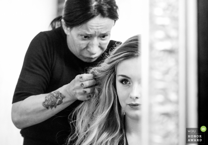 Foto por: <a href="https://www.wpja.com/contests/2018-v12-photography-competition/best-wedding-photographers/2271851"> Stefano Ferrier - Paderno Dugnano Milano </a> Italia novia prepara su cabello antes de la boda