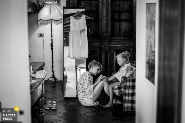 Foto door: <a href="https://www.wpja.com/contests/2018-v12/best-wedding-photographers/2273576"> Andrea Sampoli - Siena Siena </a> Fattoria la Loggia, Florence, Toscane Huwelijksfoto bloemmeisje krijgt nagels gedaan