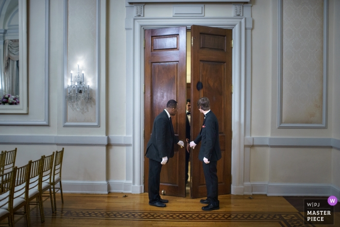 Bronx, NY Fotoperiodista de bodas | Los ujieres abren la puerta para permitir que el invitado entre a la ceremonia.