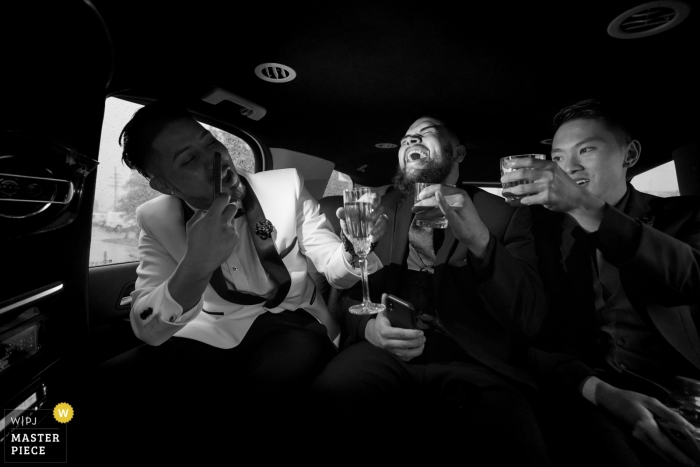 Foto der Groomsmen, die eine Limousinenfahrt zum Hochzeitsempfang in Greenville, South Carolina nehmen Groomsmen, die eine Limousinenfahrt zum Hochzeitsempfang nehmen Greenville, South Carolina
