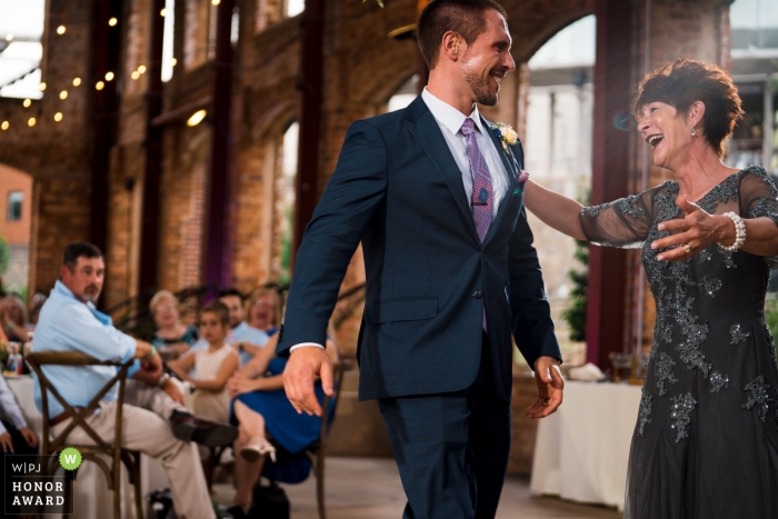 Zdjęcie: <a href="https://www.wpja.com/contests/2018-v12-photography-competition/best-wedding-photographers/2277231"> Matthew Pautz - Greenville South Carolina </a> Greenville South Carolina Taniec pana młodego z matką na weselu