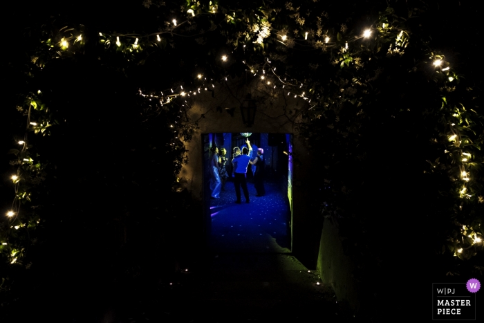 Foto por: <a href="https://www.wpja.com/contests/2018-v12/best-wedding-photographers/2277611"> Matteo Reni - Busto Arsizio Varese </a> Lucca - Italia Fotoperiodista de Boda | Hermosa iluminación en azul en esta elegante recepción.