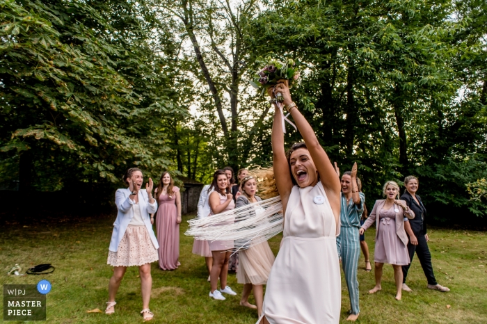 Foto von: <a href="https://www.wpja.com/contests/2018-v12/best-wedding-photographers/2278591"> Gaelle Le Berre - Mount Waverley Victoria </a> Hochzeitsfoto Manoir de Penfao der Braut ungefähr, zum des Blumenstraußes zu werfen.