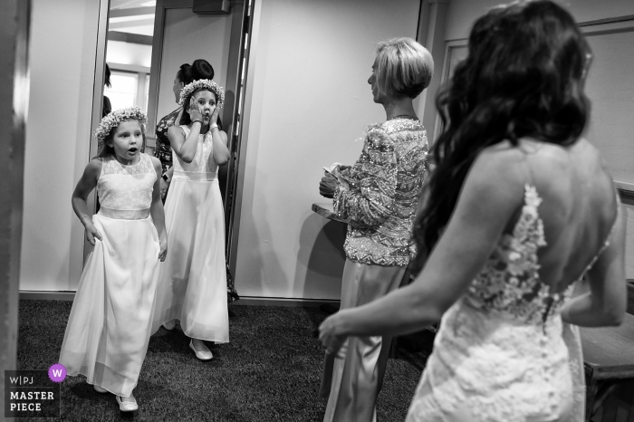 Photo: <a href="https://www.wpja.com/contests/2018-v12/best-wedding-photographers/2280161"> Tara Theilen - Carson City dans le Nevada </a> Fille de fleur voyant la mariée dans sa robe pour la première fois à ce mariage à South Lake Tahoe, en Californie