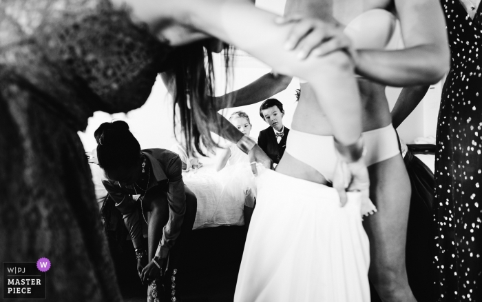 Photo by: <a href="https://www.wpja.com/contests/2018-v13/best-wedding-photographers/2281721">Sylvain Garderes - Beost </a> Birde get dressed in front of her child | Wedding in Biarritz