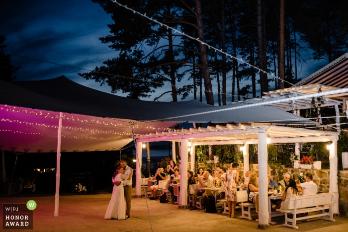 Foto: <a href="https://www.wpja.com/contests/2018-v13-Fotowettbewerb/best-wedding-photographers/2285771"> Hristina Handzhieva - Lovech </a> Die Gäste beobachten, wie das Brautpaar bei einem Freiluftempfang in Bulgarien ihren ersten Tanz findet