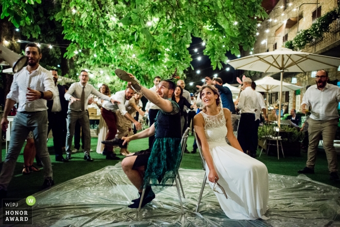 Foto por: <a href="https://www.wpja.com/contests/2018-v13-photography-competition/best-wedding-photographers/2286316"> Alessandro Di Noia - Gussago Brescia </a> Peter Pan y la novia jugando el juego de zapatos en una recepción de boda en Bérgamo