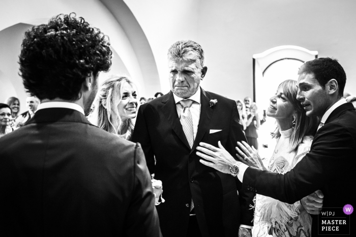 Foto di: <a href="https://www.wpja.com/contests/2018-v13/best-wedding-photographers/2287911"> Matteo Lomonte - Gioia del Colle Bari </a> Fotoreporter di matrimoni in Puglia | Immagine in bianco e nero di un padre emotivo che consegna la figlia allo sposo durante la cerimonia