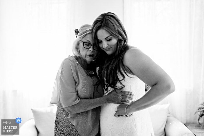 Una novia y su madre comparten un momento mientras se preparan para la boda en Winnipeg, Manitoba