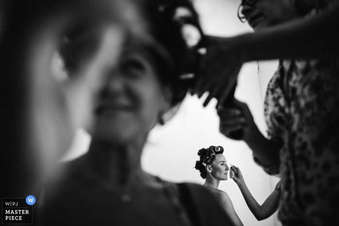 Fotoperiodista de Boda Porto | rulos y maquillaje mientras las mujeres se preparan para la ceremonia de la boda.