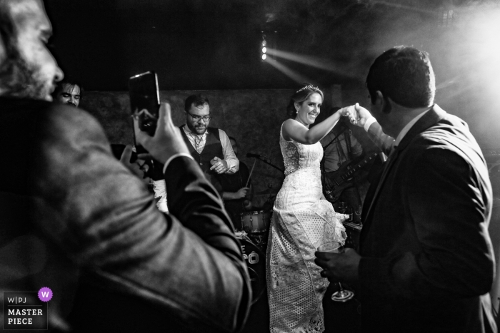 Goiás Fotoperiodista de Boda | Imagen de la pista de baile de la boda de Goiânia de la novia y el novio bailando