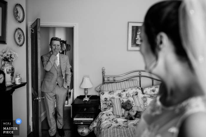 Fotoperiodista de bodas de Northamptonshire | La novia durante la primera mirada en el dormitorio.